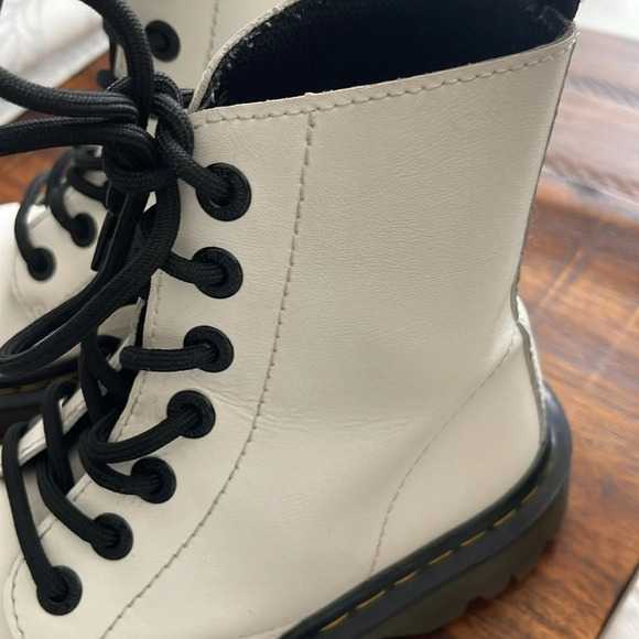 Dr. Martens Women's Luana AW004 Lace Up Boots Off White size 6 - Picture 6 of 17